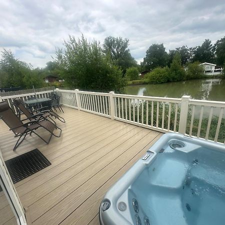 Luxury Lakeside Lodge L2 With Hot Tub Situated At Tattershall Lakes Country Park المظهر الخارجي الصورة