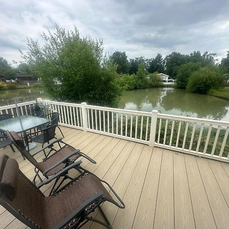 Luxury Lakeside Lodge L2 With Hot Tub Situated At Tattershall Lakes Country Park المظهر الخارجي الصورة