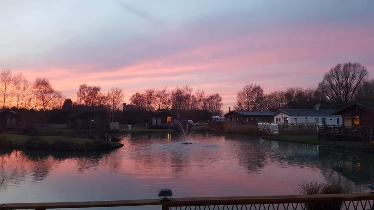 Luxury Lakeside Lodge L2 With Hot Tub Situated At Tattershall Lakes Country Park المظهر الخارجي الصورة