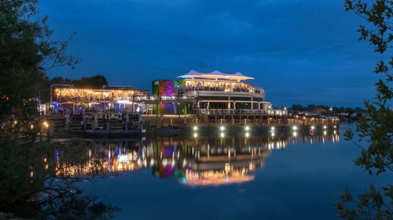 Luxury Lakeside Lodge L2 With Hot Tub Situated At Tattershall Lakes Country Park المظهر الخارجي الصورة