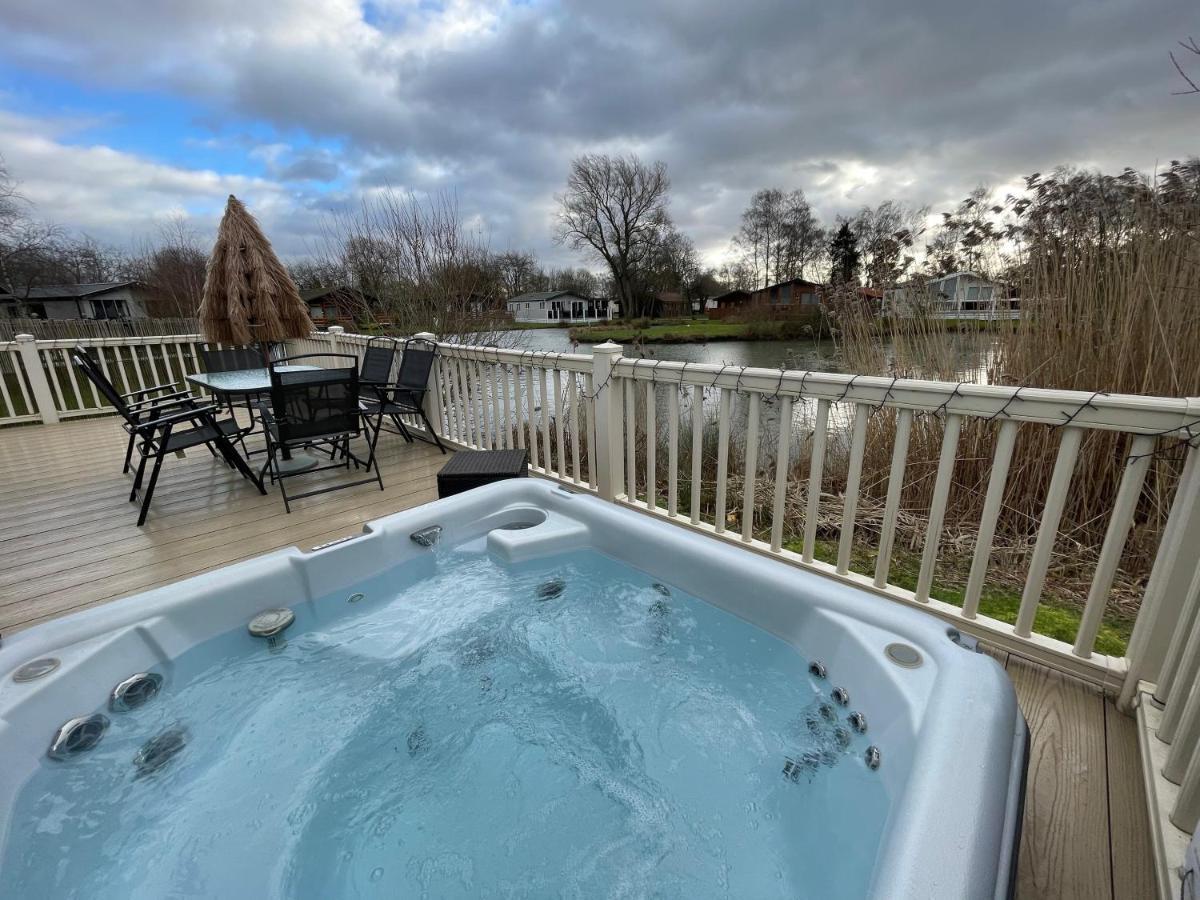 Luxury Lakeside Lodge L2 With Hot Tub Situated At Tattershall Lakes Country Park المظهر الخارجي الصورة