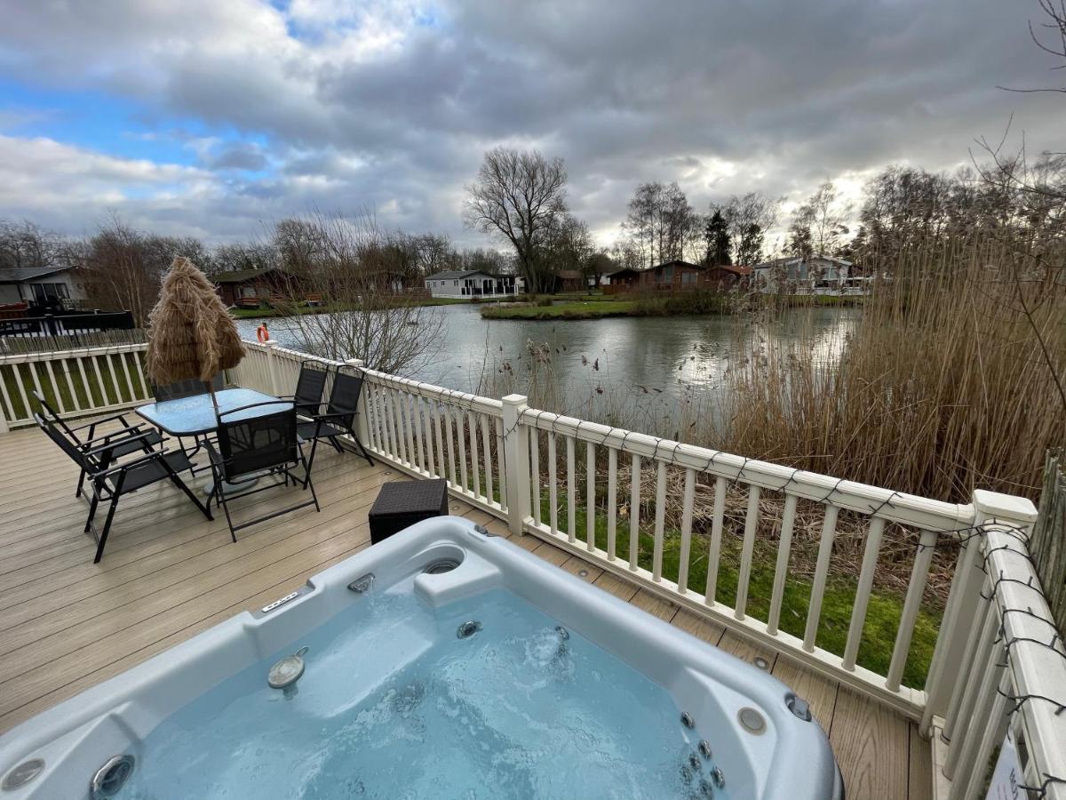 Luxury Lakeside Lodge L2 With Hot Tub Situated At Tattershall Lakes Country Park المظهر الخارجي الصورة