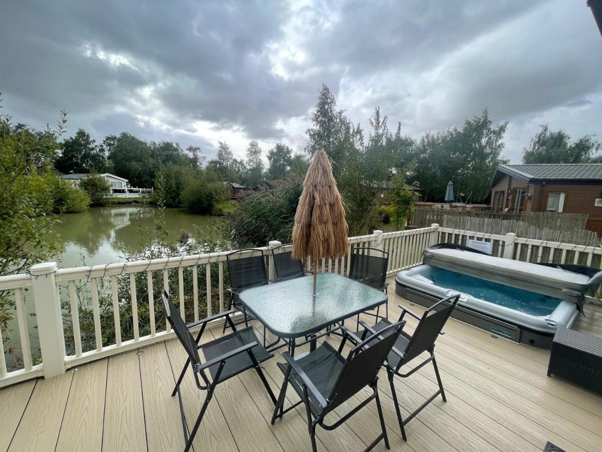 Luxury Lakeside Lodge L2 With Hot Tub Situated At Tattershall Lakes Country Park المظهر الخارجي الصورة