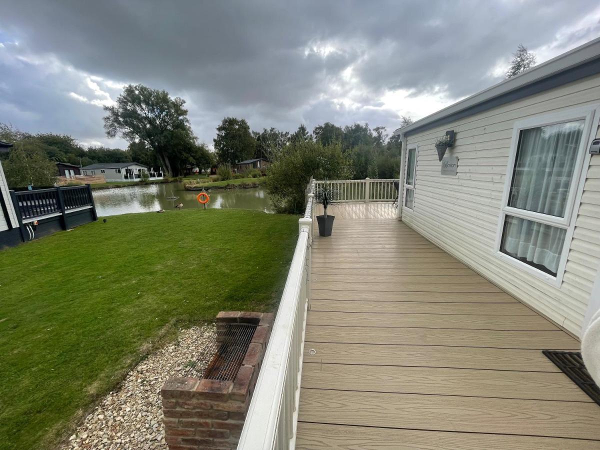 Luxury Lakeside Lodge L2 With Hot Tub Situated At Tattershall Lakes Country Park المظهر الخارجي الصورة