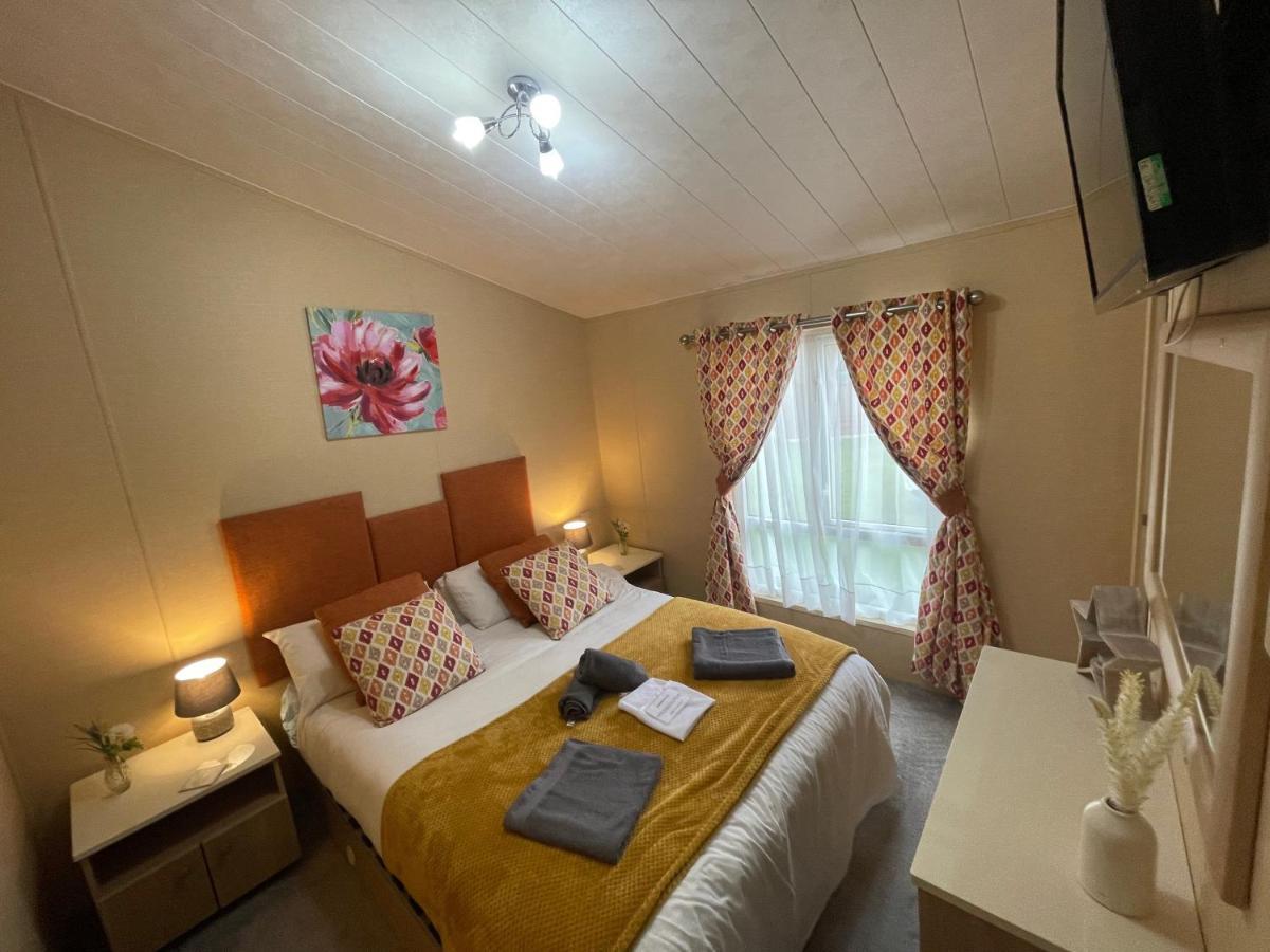 Luxury Lakeside Lodge L2 With Hot Tub Situated At Tattershall Lakes Country Park المظهر الخارجي الصورة