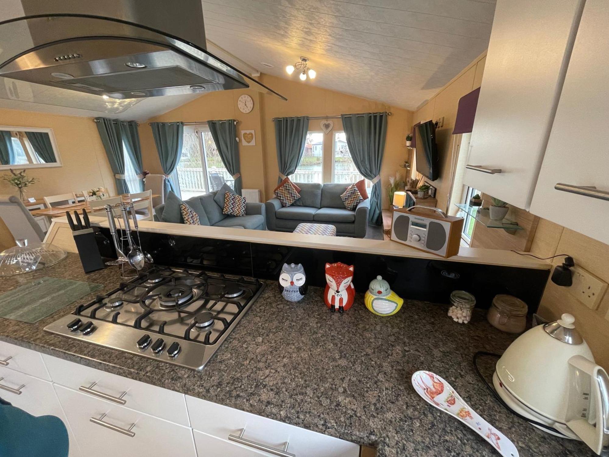 Luxury Lakeside Lodge L2 With Hot Tub Situated At Tattershall Lakes Country Park المظهر الخارجي الصورة