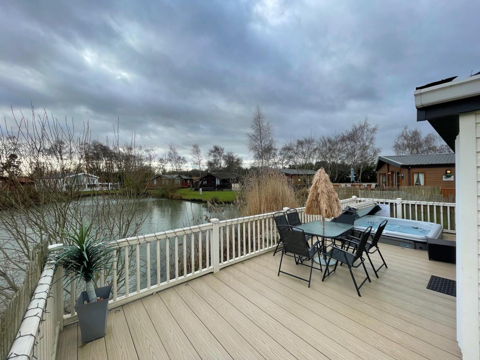 Luxury Lakeside Lodge L2 With Hot Tub Situated At Tattershall Lakes Country Park المظهر الخارجي الصورة