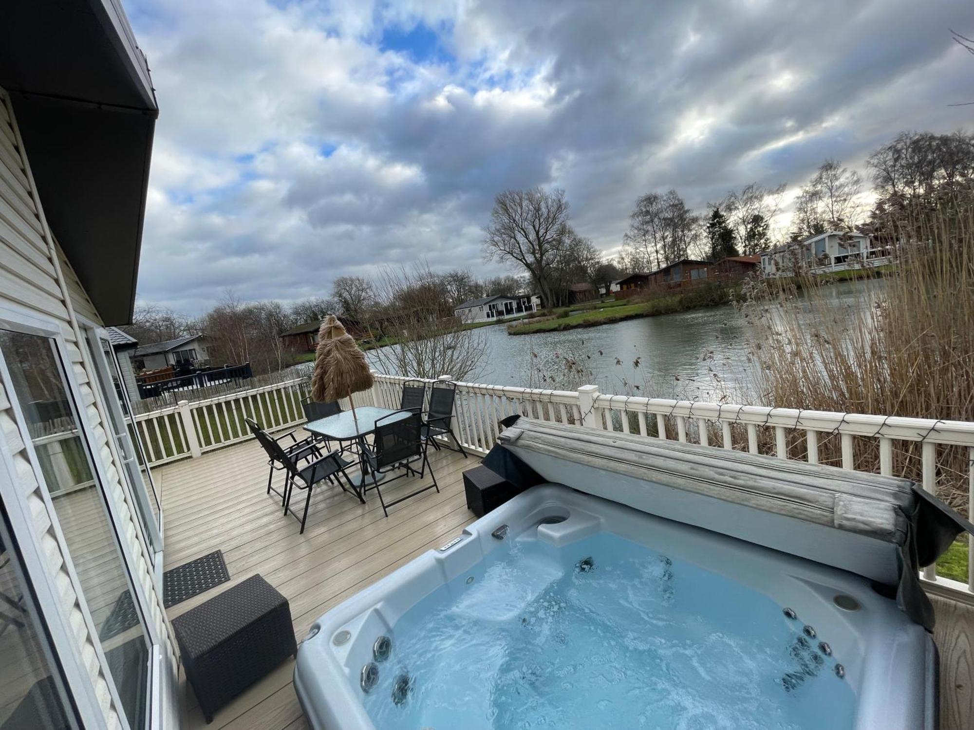 Luxury Lakeside Lodge L2 With Hot Tub Situated At Tattershall Lakes Country Park المظهر الخارجي الصورة