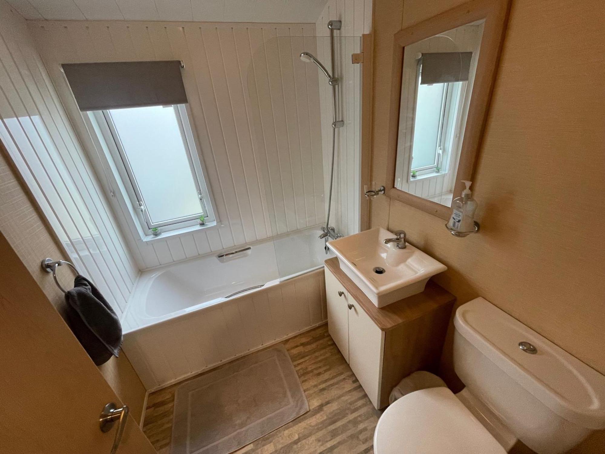 Luxury Lakeside Lodge L2 With Hot Tub Situated At Tattershall Lakes Country Park المظهر الخارجي الصورة