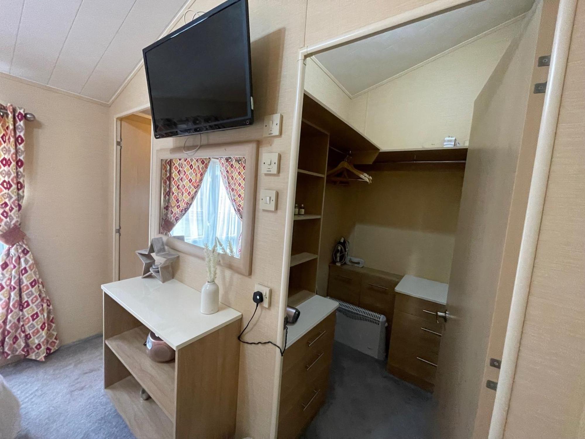 Luxury Lakeside Lodge L2 With Hot Tub Situated At Tattershall Lakes Country Park المظهر الخارجي الصورة