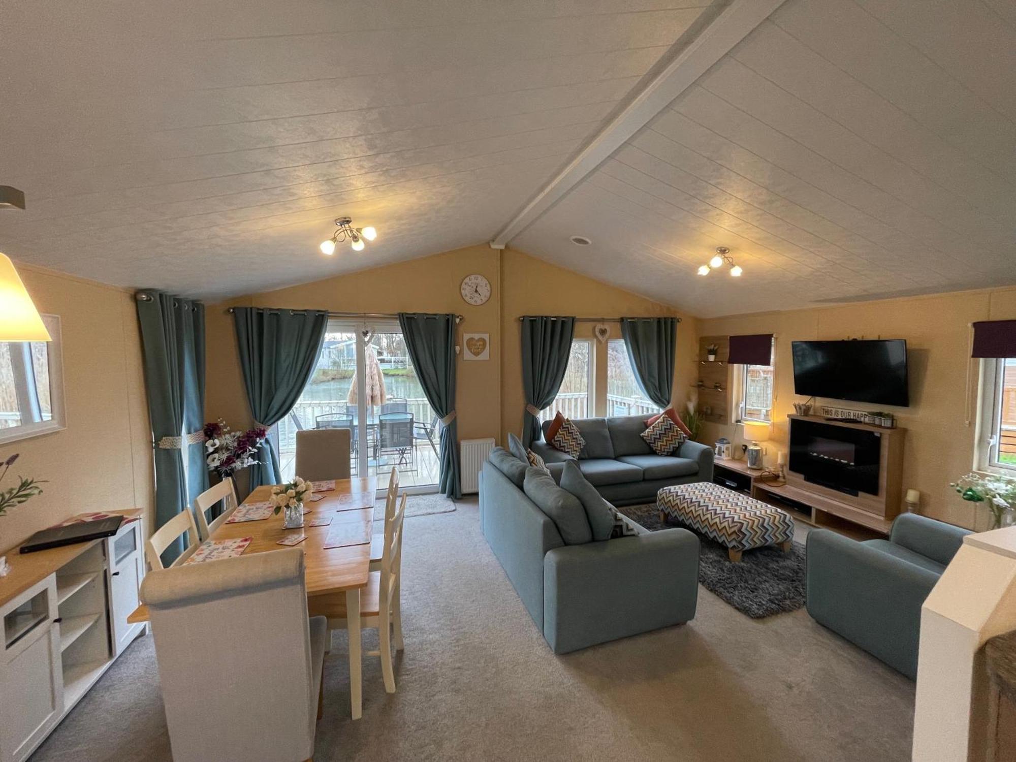 Luxury Lakeside Lodge L2 With Hot Tub Situated At Tattershall Lakes Country Park المظهر الخارجي الصورة