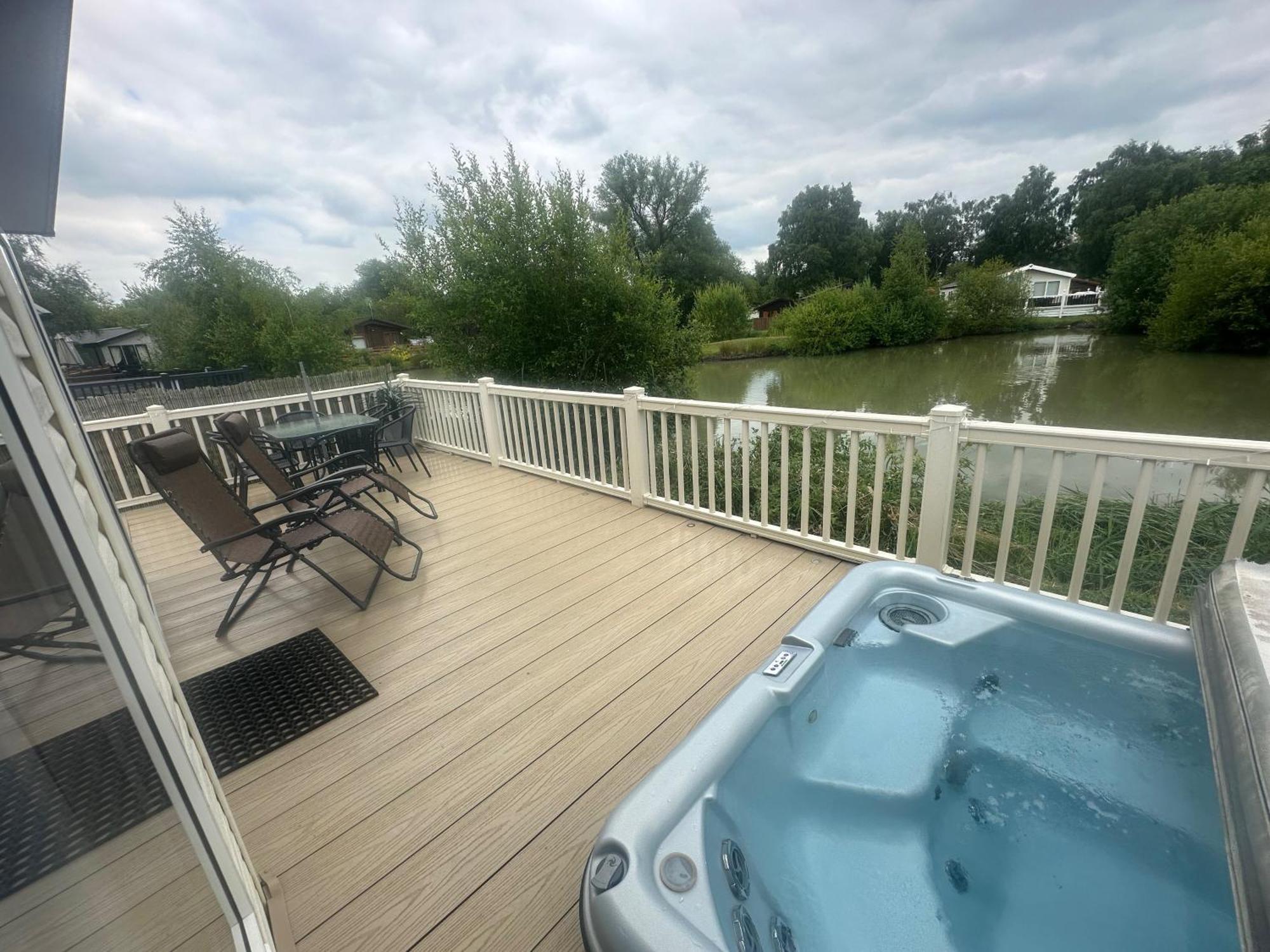 Luxury Lakeside Lodge L2 With Hot Tub Situated At Tattershall Lakes Country Park المظهر الخارجي الصورة