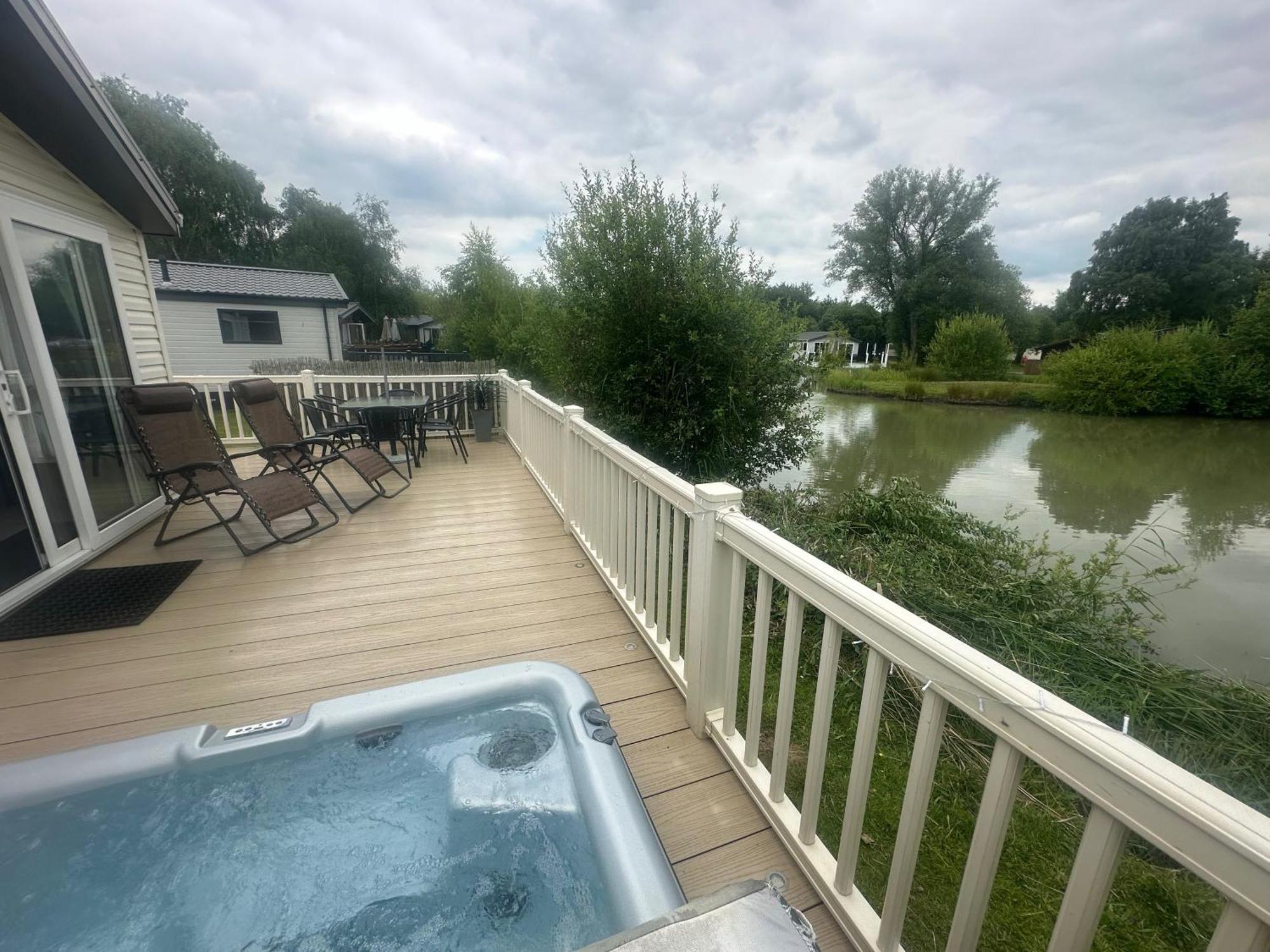 Luxury Lakeside Lodge L2 With Hot Tub Situated At Tattershall Lakes Country Park المظهر الخارجي الصورة